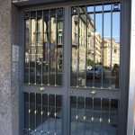 Portone con ottoni